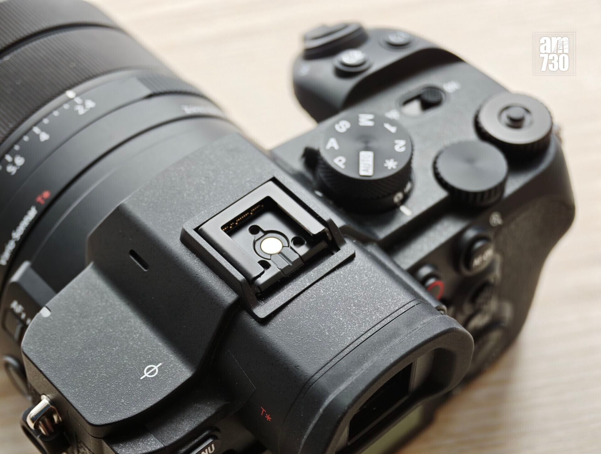 Sony RX10 V頂部沒有了閃光燈。