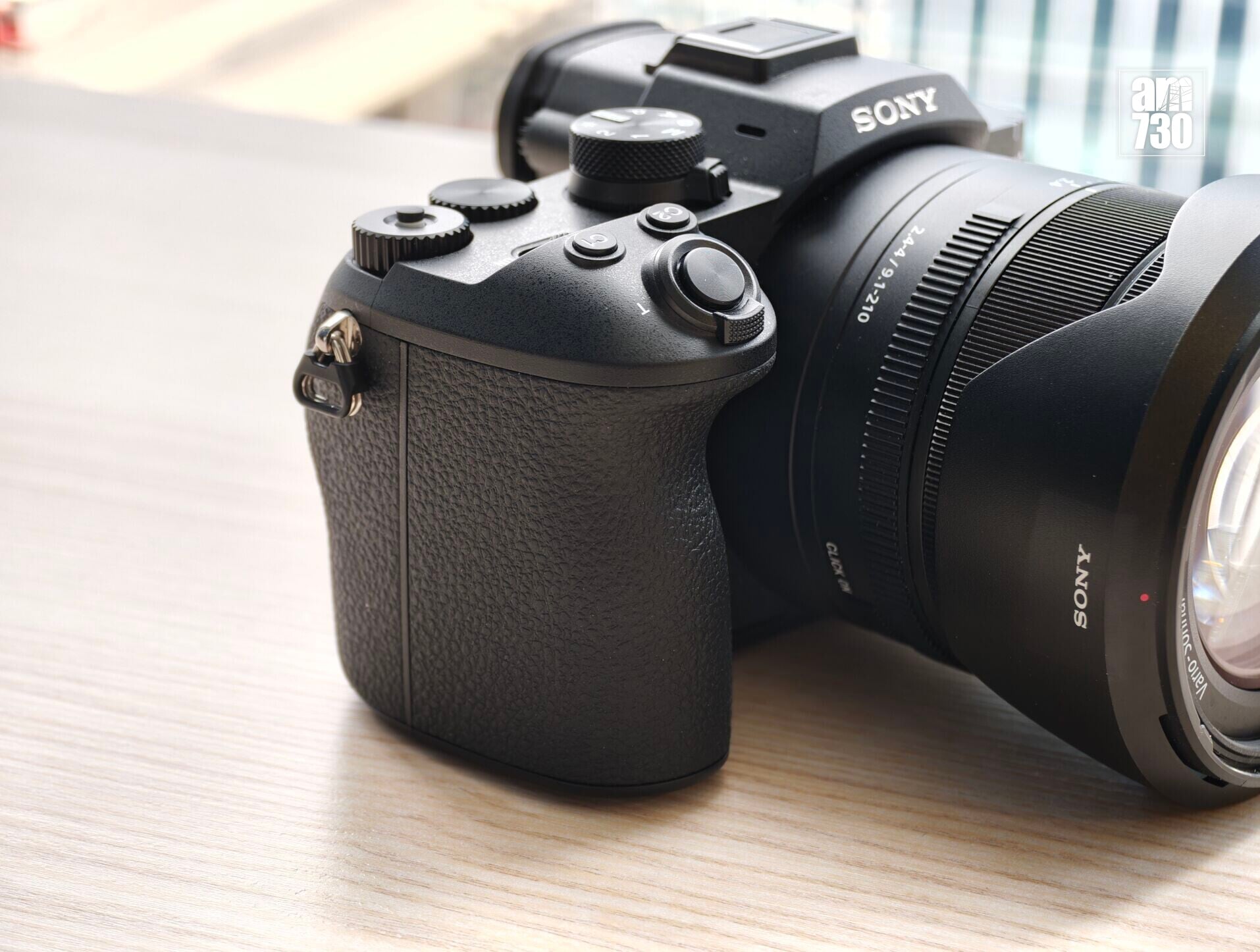 Sony RX10 V人體工學握把更似Alpha系列相機。
