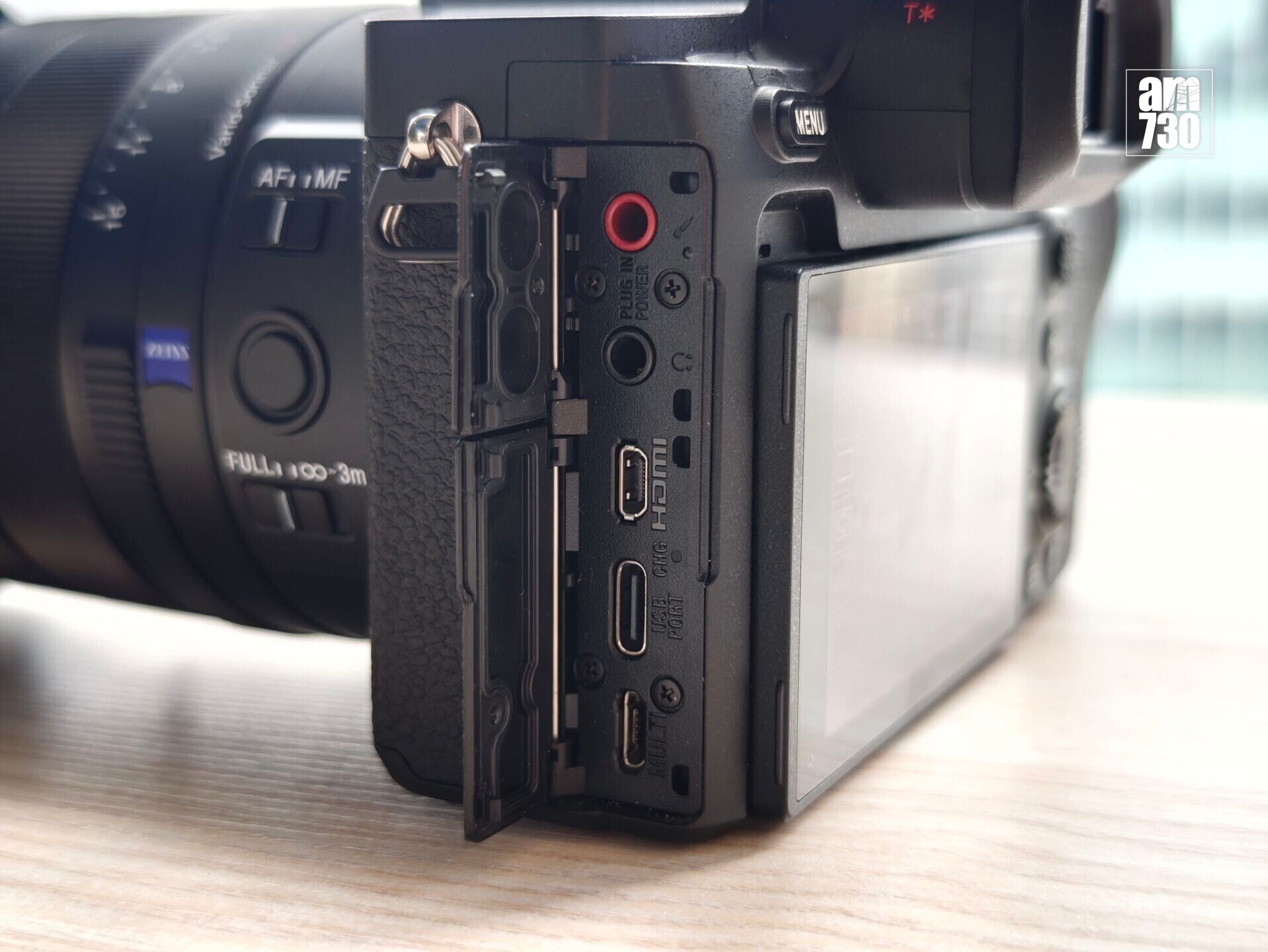 Sony RX10 V加入主流的USB-C插口。