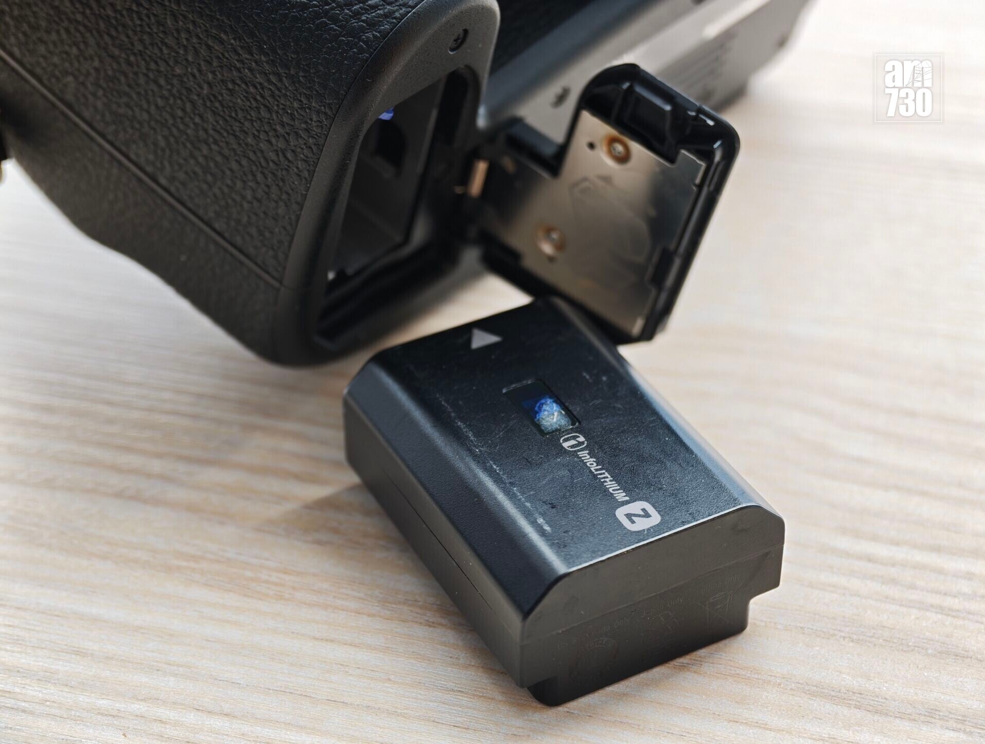Sony RX10 V升級採用全新大容量的NP-FZ100電池。