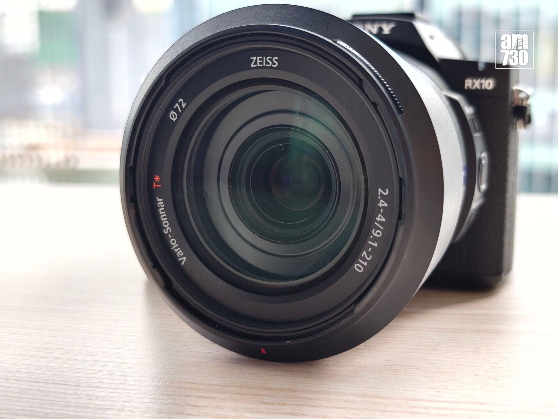 Sony RX10 V內置ZEISS Vario-Sonnar T* 24-600mm F2.4-4鏡頭。