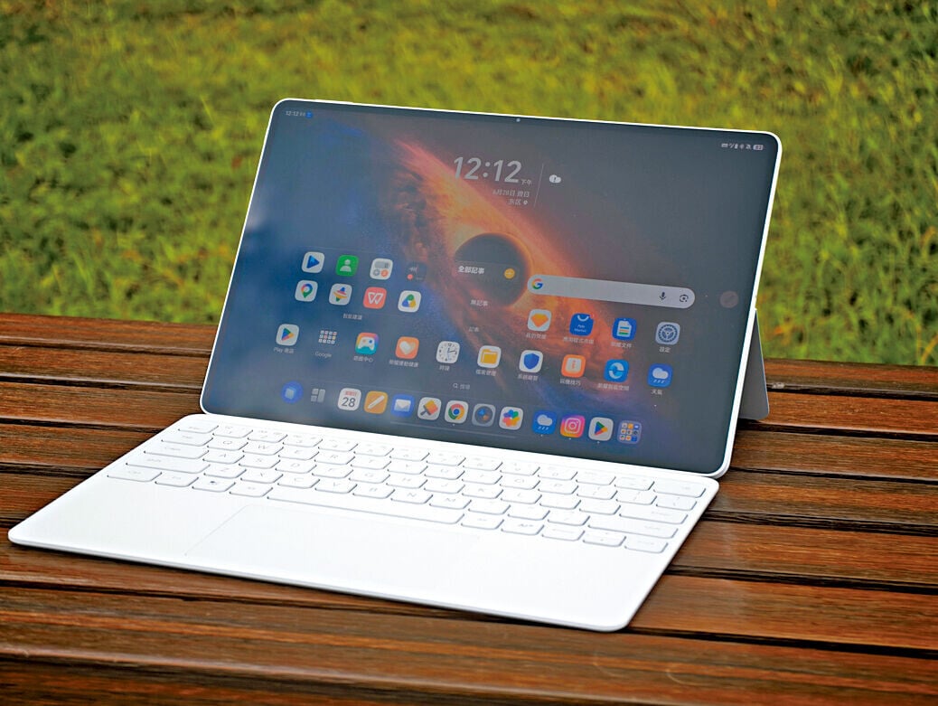 HONOR MagicPad 4 平板便攜，實現隨時隨地使用。