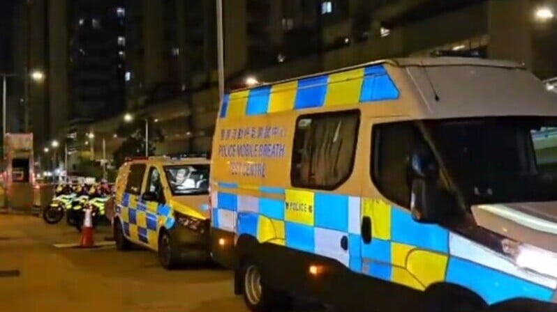 世界盃，警西隧口首設路障打擊醉駕，兩司機涉酒駕被捕。(網上截圖)