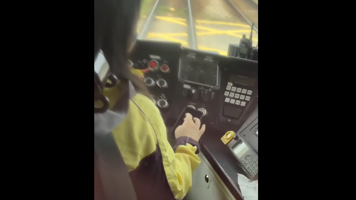 一名輕鐵女車長駕駛時用手機，港鐵指會展開內部調查和跟進。 (Threads影片截圖)