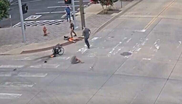 附近的熱心路人和警員見狀立即衝上前幫忙,將Alexander Emery當場拘捕。(X)