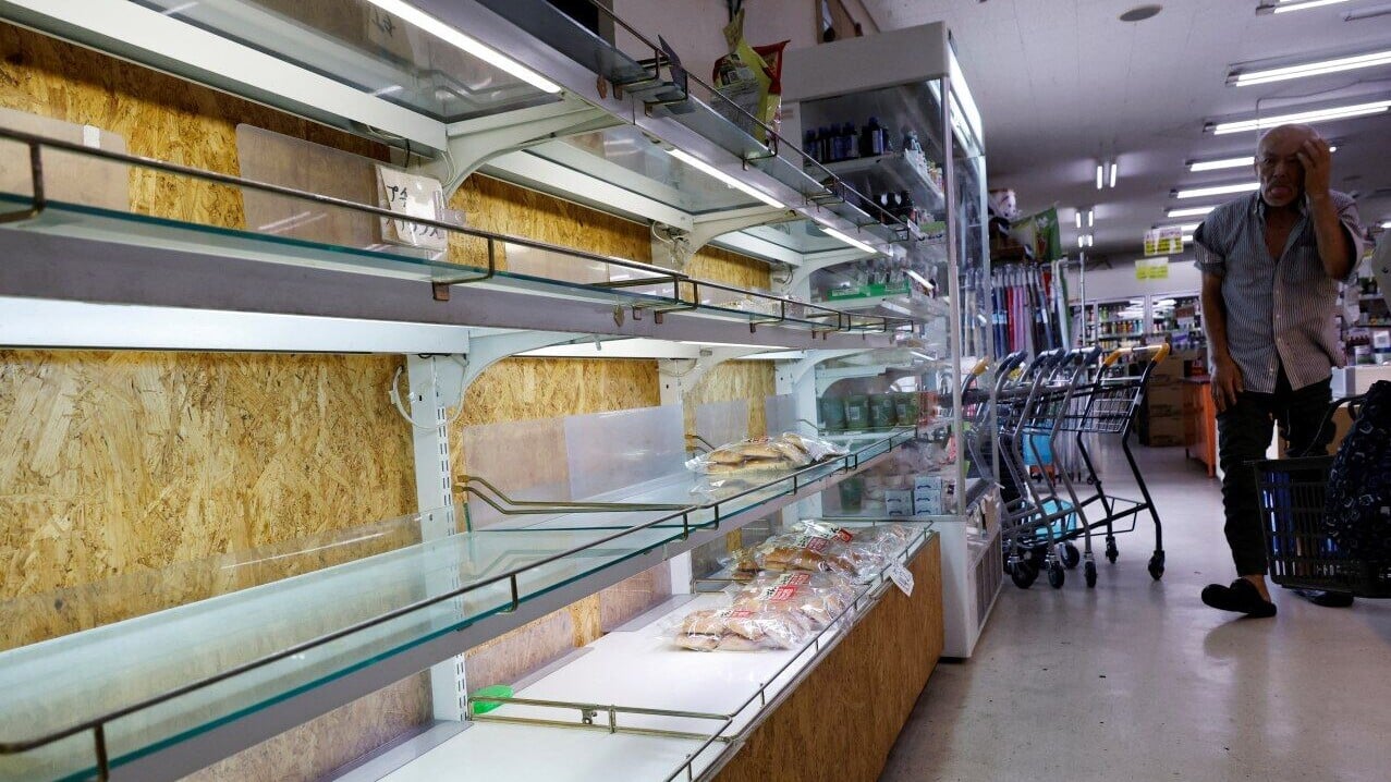颱風巴威｜石垣島超級市場內，貨架上的物資被搶購一空。（路透）