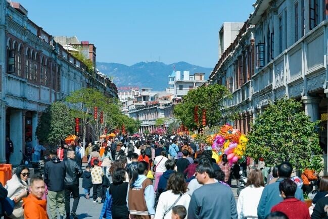 「旅遊」在福建話中有時亦說成「𨑨迌」。圖為福建泉州古城遊人如鯽。(圖片來源:視覺中國)