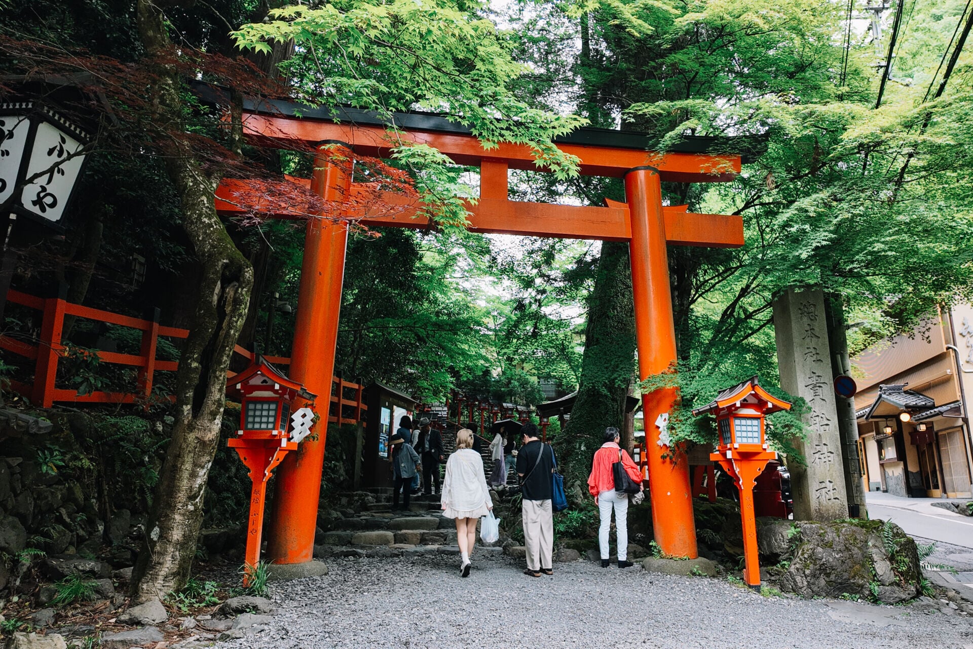 貴船神社本宮前的鳥居。