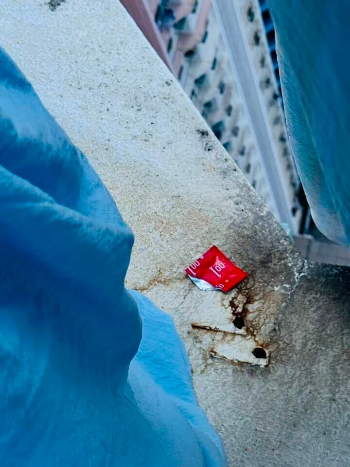 有住在香港仔石排灣邨的網民在社交平台發帖,稱被樓上高空擲物,驚現一個撕開了的安全套包裝袋,冷氣機窗台位更掛了一個已使用的安全套(facebook群組「石排灣街坊吹水會」)