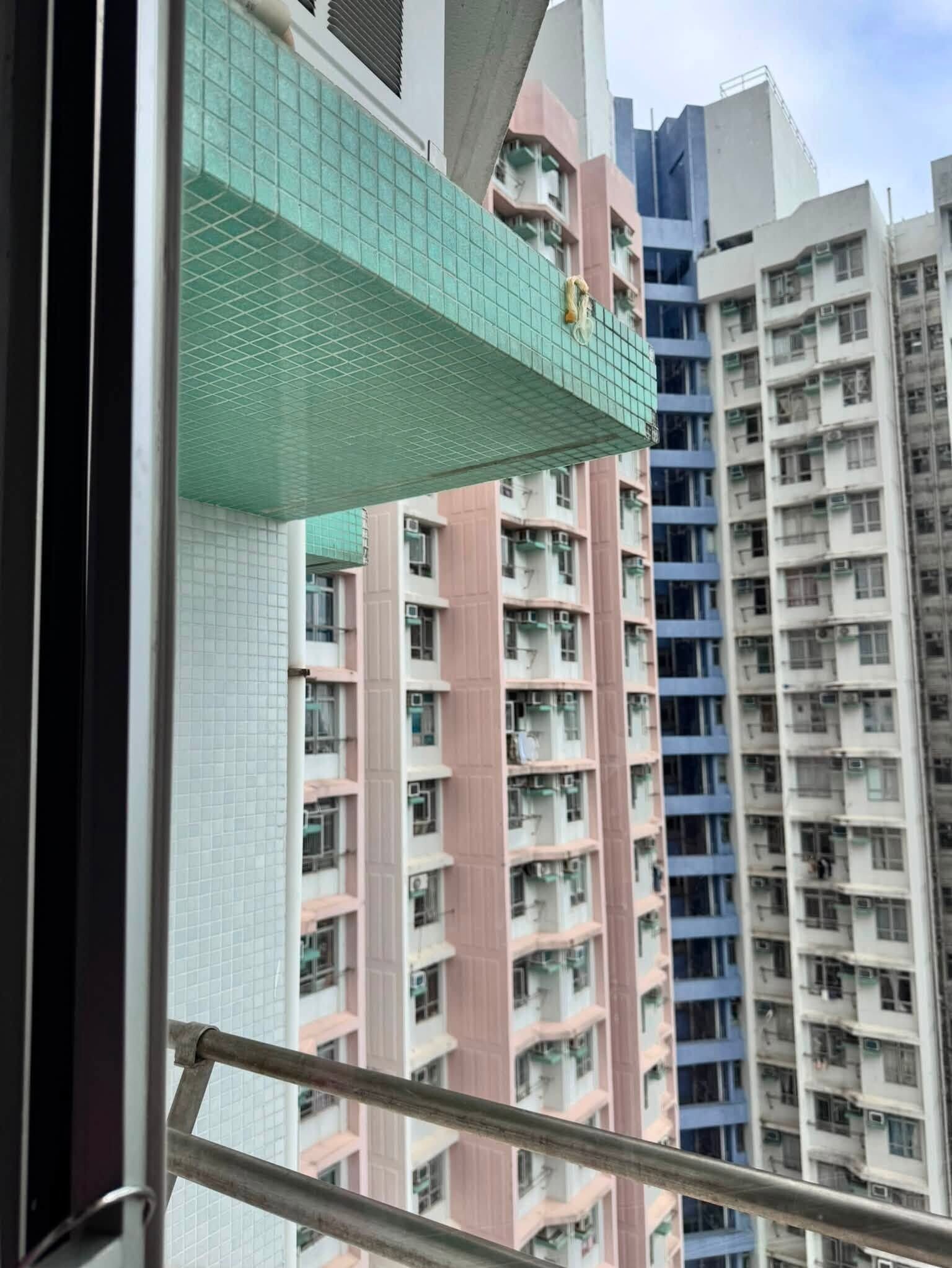 有住在香港仔石排灣邨的網民在社交平台發帖,稱被樓上高空擲物,驚現一個撕開了的安全套包裝袋,冷氣機窗台位更掛了一個已使用的安全套(facebook群組「石排灣街坊吹水會」)