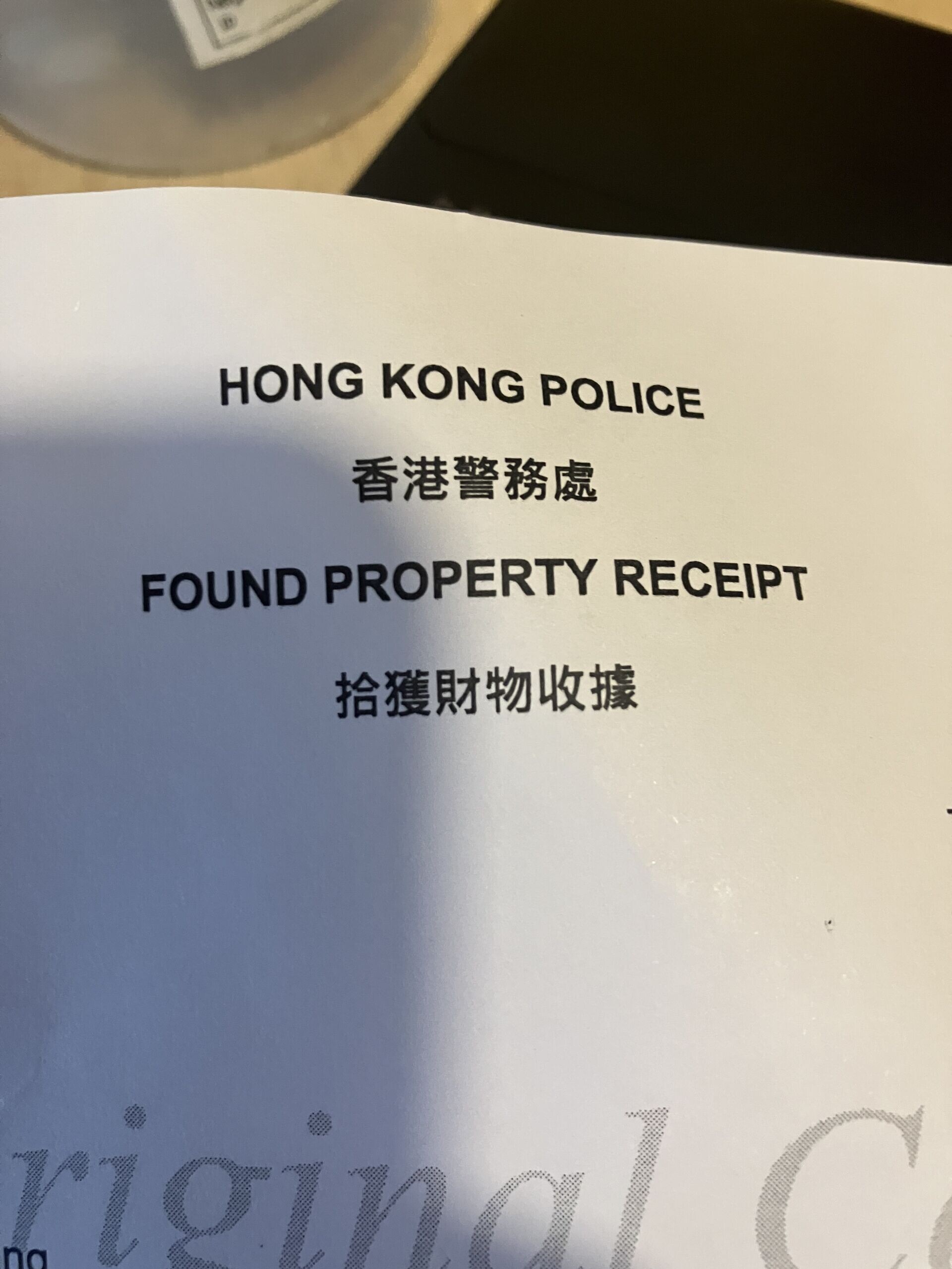 有網民在救世軍家品店以85元購買動漫手辦模型,打開包裝盒後,竟然發現裡面竟然是多盒「煙彈」,於是報警求助。(Threads)