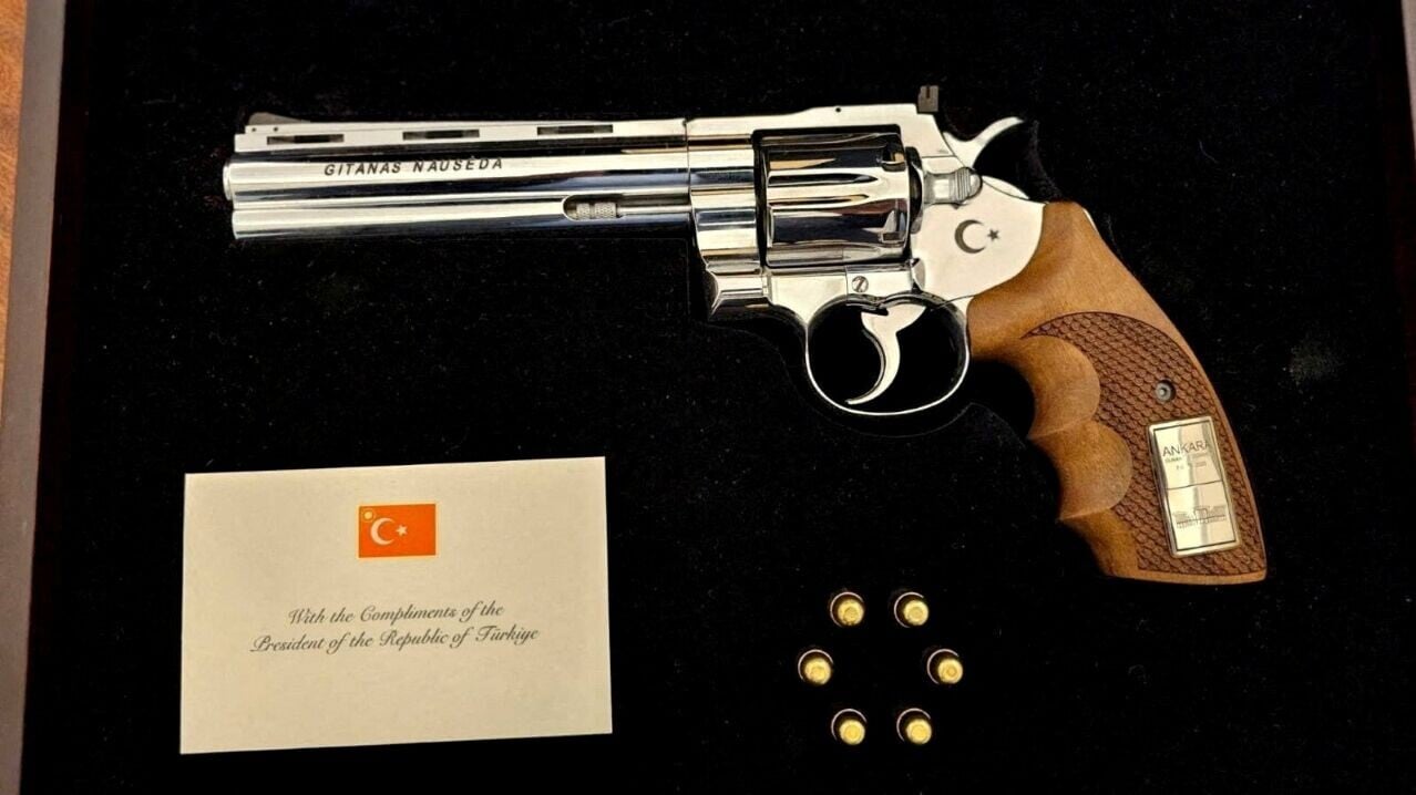 土耳其總統埃爾多安（Recep Tayyip Erdogan）將一把刻有姓名的土耳其製復古左輪手槍及子彈，贈予立陶宛總統瑙塞達（Gitanas Nauseda）（路透）