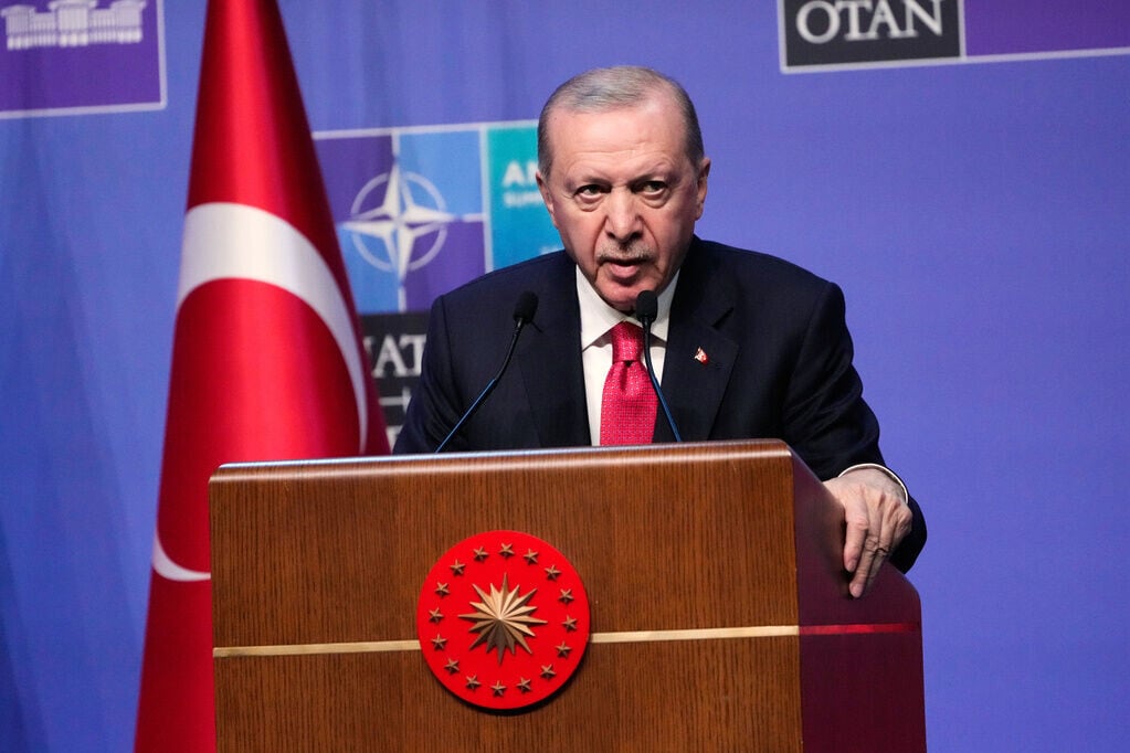 耳其總統埃爾多安(Recep Tayyip Erdogan)贈送與會領袖一把刻有姓名的土耳其製復古左輪手槍,更附有實彈(ap)