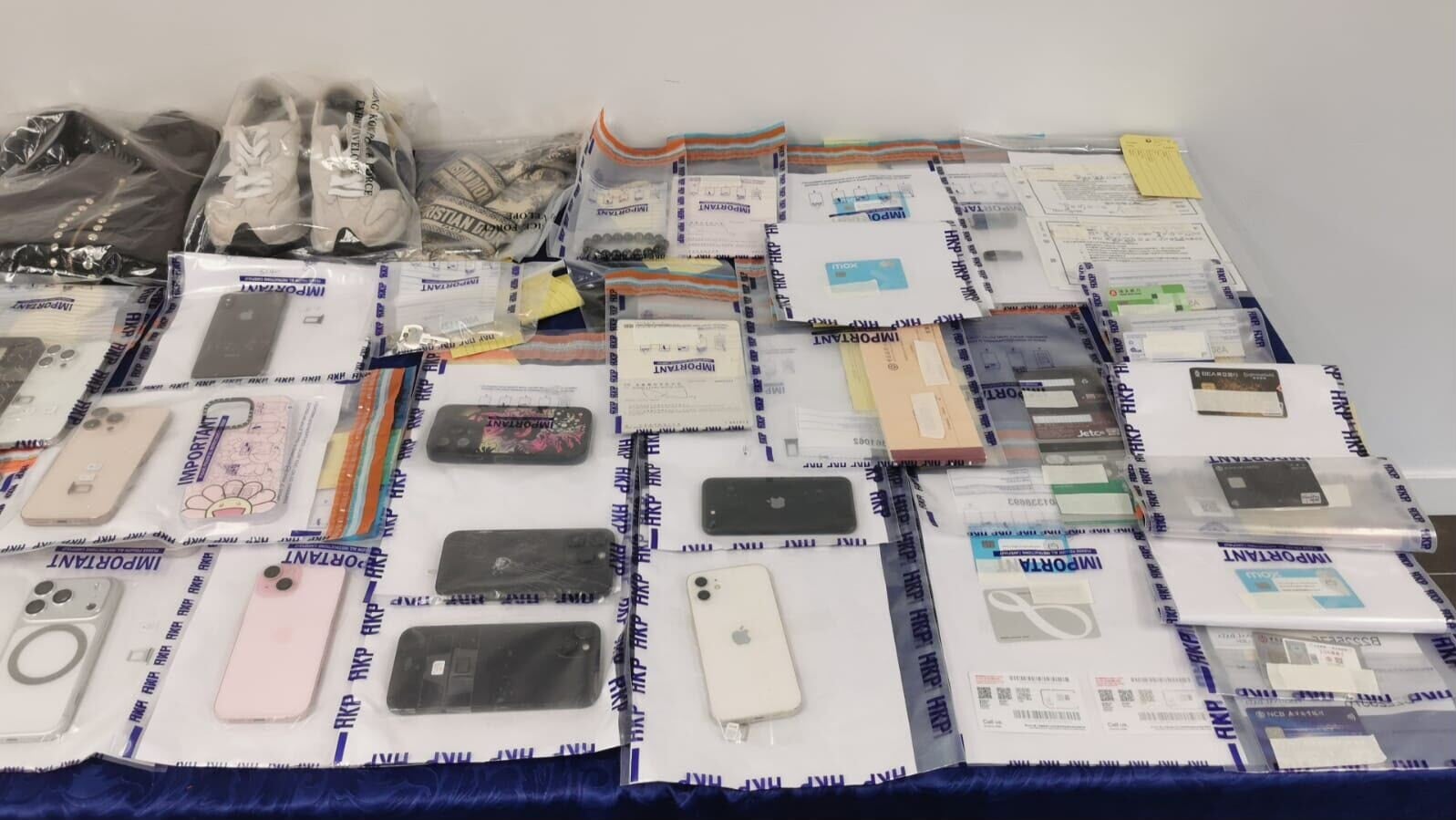 警方檢獲店舖內的點鈔機、電腦、手提電話及部分現金。