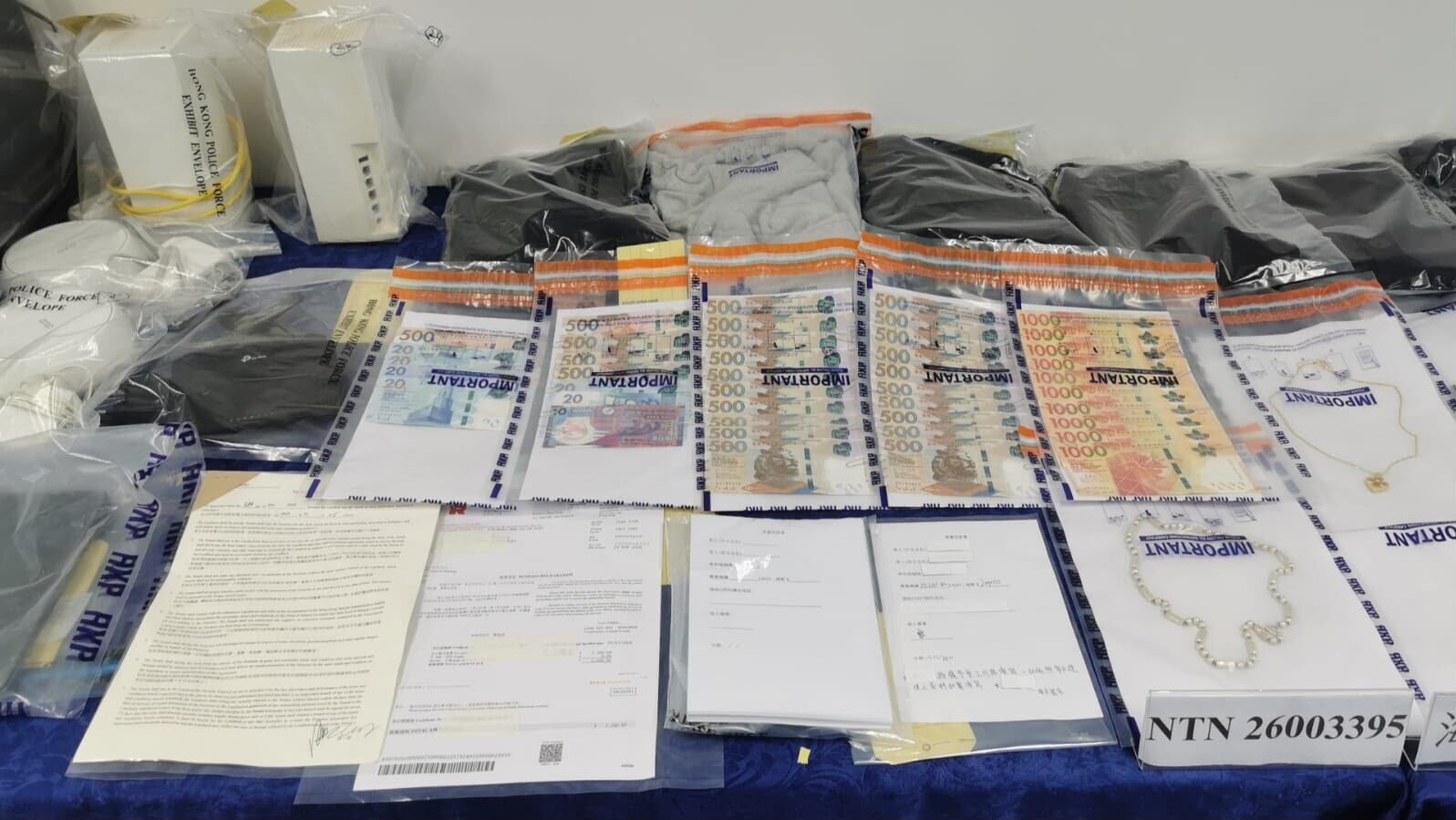警方檢獲店舖內的點鈔機、電腦、手提電話及部分現金。