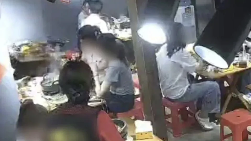 陳姓女子日前餐廳店用餐時，竟遭後方情侶打翻的火鍋，全身多處燙傷。(紫牛新聞)