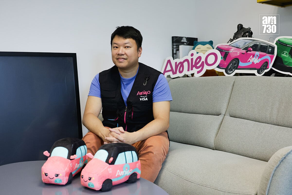 關俊文說,電動的士司機要耗較長時間尋找充電站,甚至要付費入停車場充電,窒礙新人加入。(吳康琦攝)