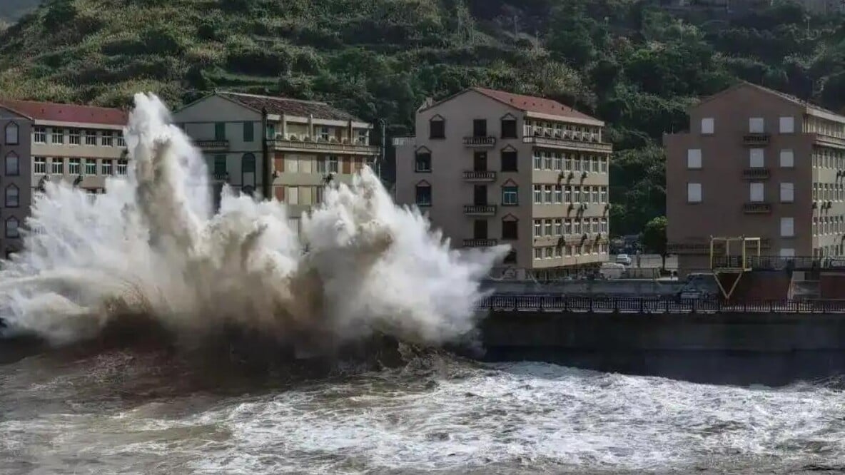 台州溫嶺石塘金沙灘掀起十餘米巨浪。（圖／翻攝潮新聞）