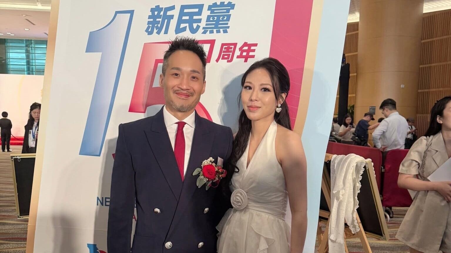 何敬康宣布太太懷孕