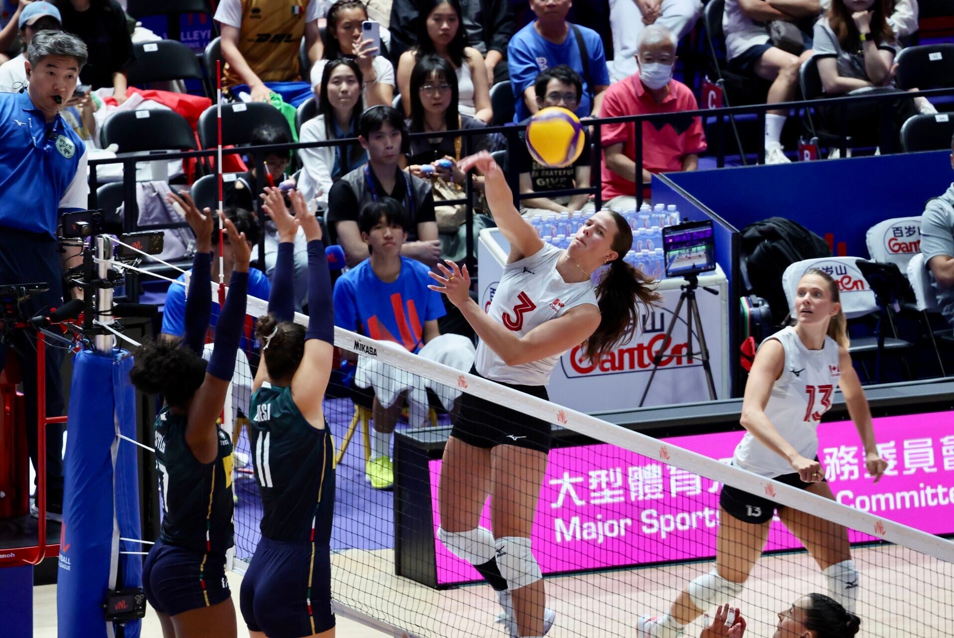 世界女排聯賽香港站,意大利先輸兩局,力克加拿大連追三局逆轉勝