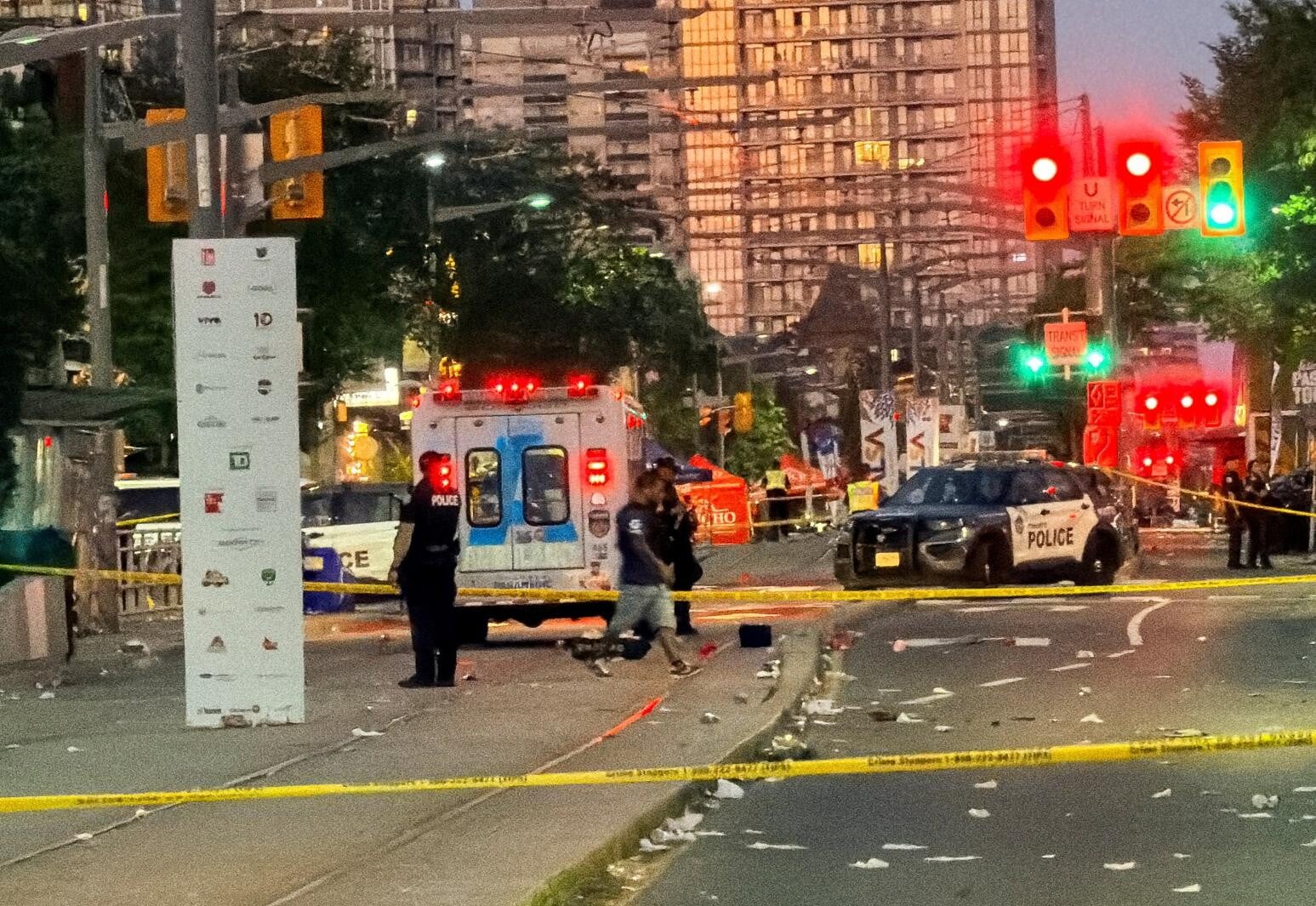 事發後警方立即拉起封鎖線，現場一片混亂。（圖／路透社）