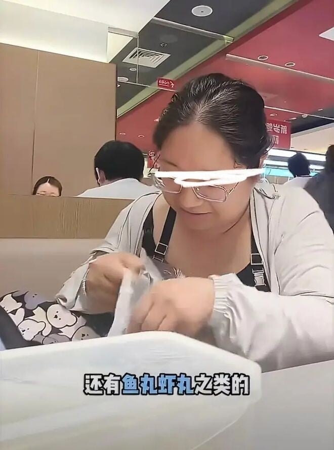 上海女子全程神情自然,似乎並未認為此舉有任何不妥