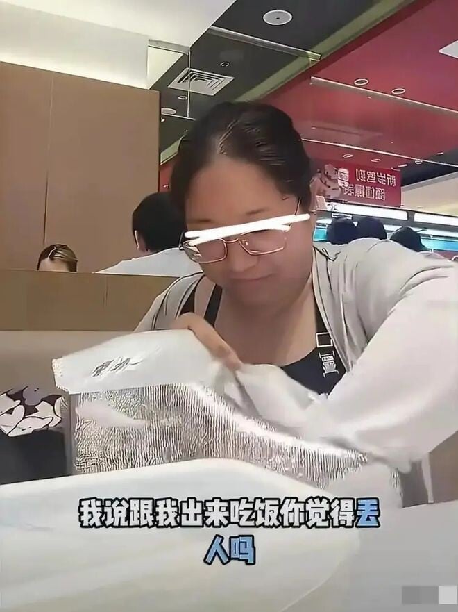 上海一名女子近日因拍攝「自備食材到海底撈用餐」影片,引發網路熱議