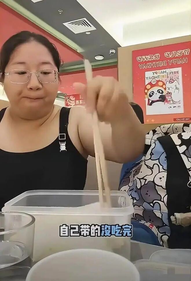 上海女子涉嫌攜帶薯仔片、冬瓜片及肉類等食材進入店內