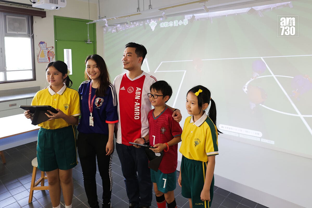 佛教志蓮小學「世界盃親子同樂日」另設足球主題遊戲。(吳康琦攝)