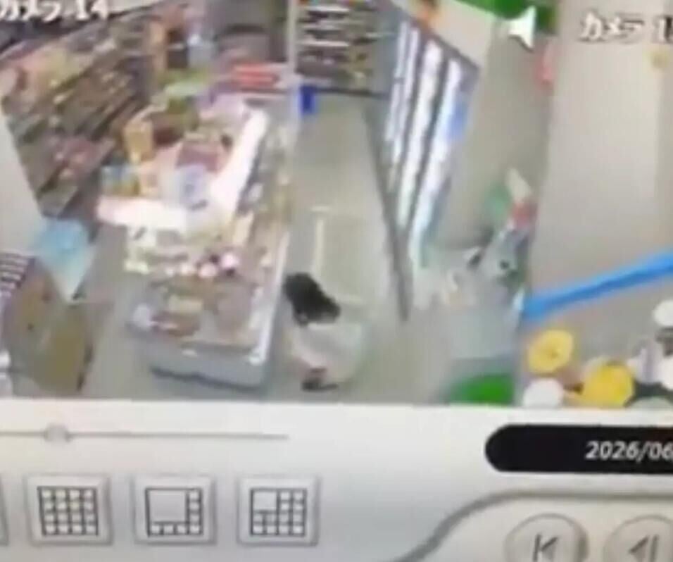 池袋大便|白衣女便利店走到貨架後方蹲下