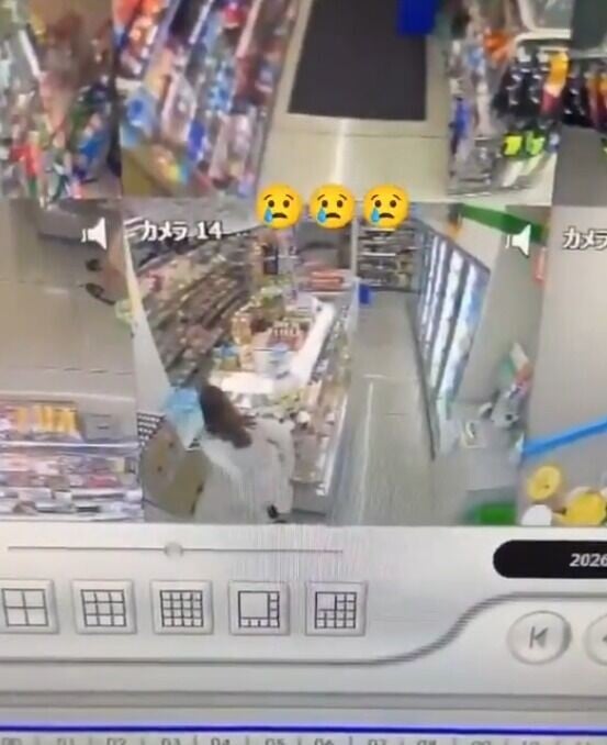 池袋大便|白衣女便利店走到貨架後方蹲下