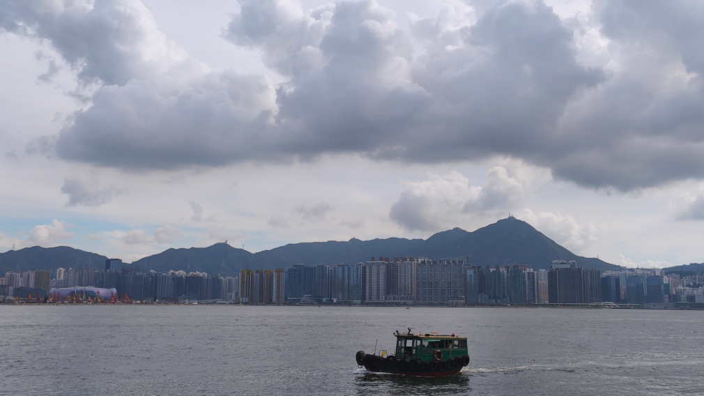 天文台表示，與廣闊低壓槽相關的對流雲團正影響南海中部，預料低壓槽會在14日起一連兩日逐漸靠近華南沿岸，香港有大驟雨及狂風雷暴。(中通社)