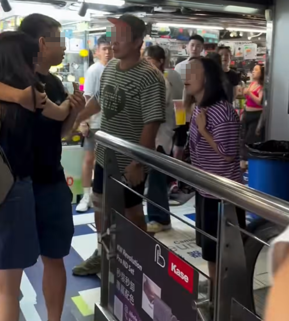 旺角星際城市商場一對中年男女與另一對黑衫年輕男女因碰撞問題發生爭執,其中戴綠色鴨舌帽的中年男子情緒激動大聲呼喝年輕男女,即使年輕男子道歉後,綠帽男仍未停止,更多次推撞及指罵年輕男女,更喝斥:「對唔住就走啦!躝啦!」(IG)