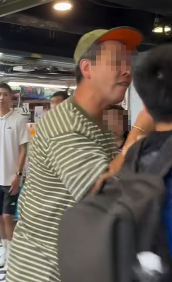 旺角星際城市商場一對中年男女與另一對黑衫年輕男女因碰撞問題發生爭執,其中戴綠色鴨舌帽的中年男子情緒激動大聲呼喝年輕男女,即使年輕男子道歉後,綠帽男仍未停止,更多次推撞及指罵年輕男女,更喝斥:「對唔住就走啦!躝啦!」(IG)