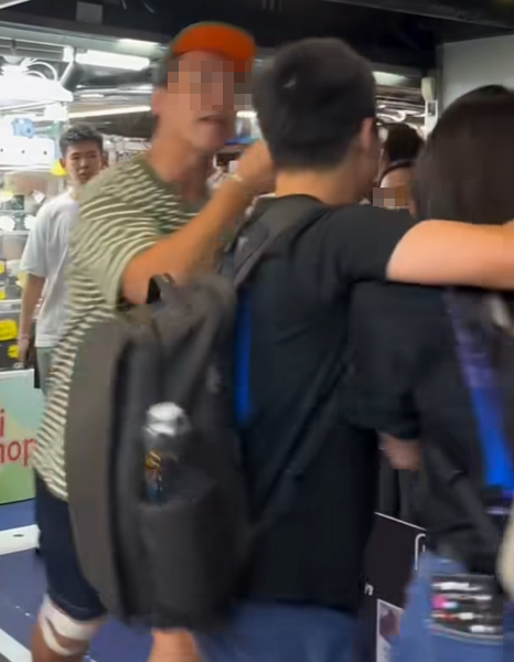 旺角星際城市商場一對中年男女與另一對黑衫年輕男女因碰撞問題發生爭執,其中戴綠色鴨舌帽的中年男子情緒激動大聲呼喝年輕男女,即使年輕男子道歉後,綠帽男仍未停止,更多次推撞及指罵年輕男女,更喝斥:「對唔住就走啦!躝啦!」(IG)