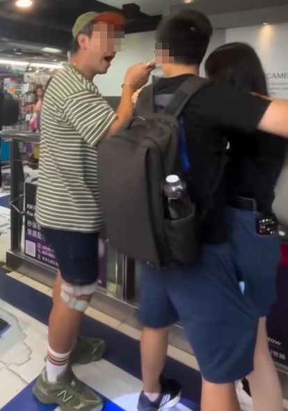 旺角星際城市商場一對中年男女與另一對黑衫年輕男女因碰撞問題發生爭執,其中戴綠色鴨舌帽的中年男子情緒激動大聲呼喝年輕男女,即使年輕男子道歉後,綠帽男仍未停止,更多次推撞及指罵年輕男女,更喝斥:「對唔住就走啦!躝啦!」(IG)