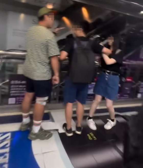 旺角星際城市商場一對中年男女與另一對黑衫年輕男女因碰撞問題發生爭執,其中戴綠色鴨舌帽的中年男子情緒激動大聲呼喝年輕男女,即使年輕男子道歉後,綠帽男仍未停止,更多次推撞及指罵年輕男女,更喝斥:「對唔住就走啦!躝啦!」(IG)