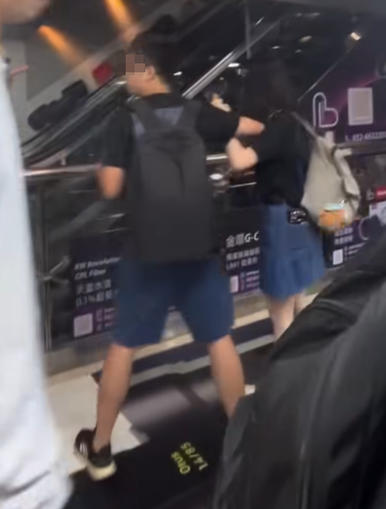 旺角星際城市商場一對中年男女與另一對黑衫年輕男女因碰撞問題發生爭執,其中戴綠色鴨舌帽的中年男子情緒激動大聲呼喝年輕男女,即使年輕男子道歉後,綠帽男仍未停止,更多次推撞及指罵年輕男女,更喝斥:「對唔住就走啦!躝啦!」(IG)