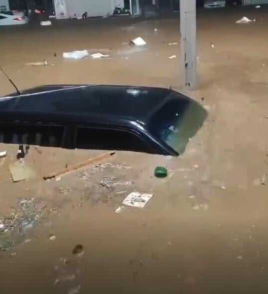 一部車輛慘遭洪水滅頂。（圖／翻攝新浪微博）