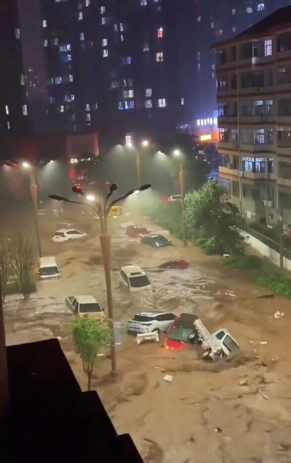 河北省承德市寬城滿族自治縣近日出現暴雨引致水浸,多部汽車幾乎被滅頂