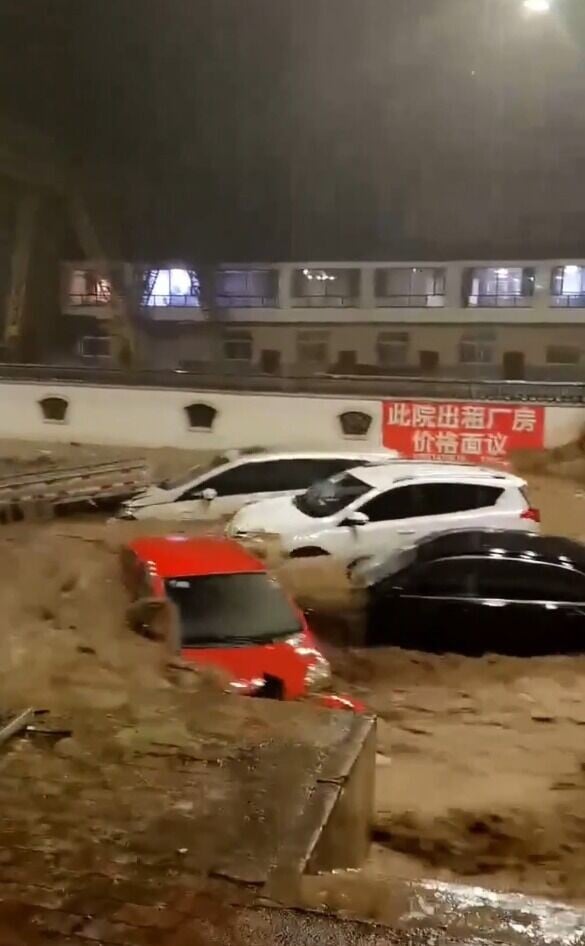 河北省承德市寬城滿族自治縣近日出現暴雨引致水浸,多部汽車被沖走