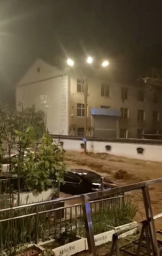 河北省承德市寬城滿族自治縣近日出現暴雨引致水浸,多部汽車被沖走