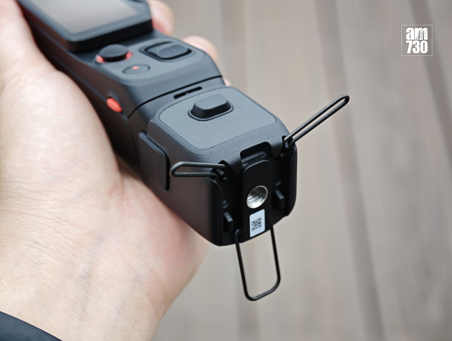 Insta360 Luna Ultra螺紋手柄同時為腳架,不需要額外安裝。