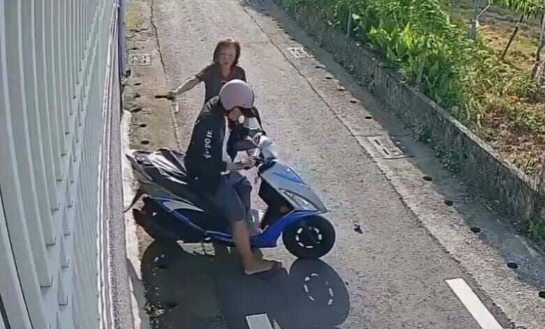 老婦撿回手袋後仍怒不可遏,拿起已斷的背帶不斷抽打嫌犯至少10下。(Threads)