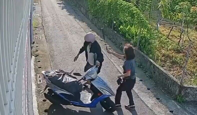 老婦撿回手袋後仍怒不可遏,拿起已斷的背帶不斷抽打嫌犯至少10下。(Threads)
