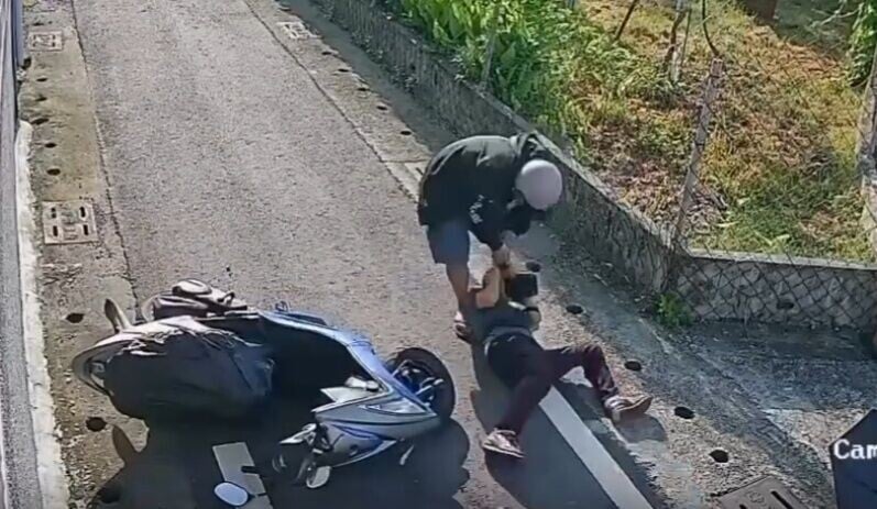 老婦一度跌坐在地,賊人隨後下車繼續與她爭奪手袋。(Threads)