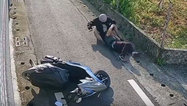 老婦一度跌坐在地,賊人隨後下車繼續與她爭奪手袋。(Threads)