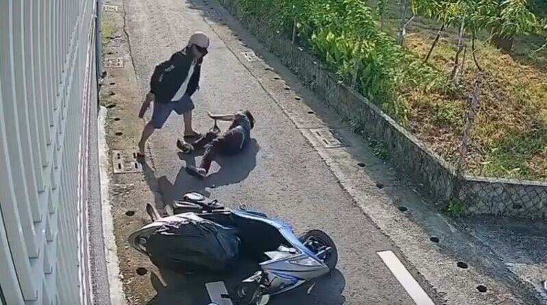 惟老婦力氣不足,被賊人搶到手袋,更準備騎車離開。(Threads)
