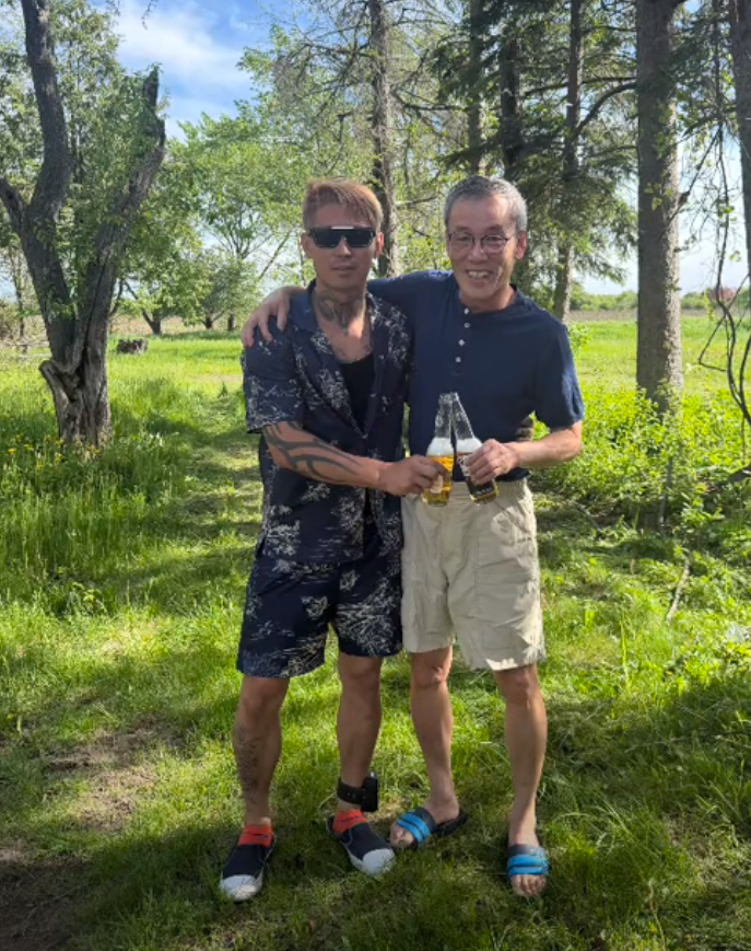 一個IP屬地位於加拿大、名為「JJ西瓜傳媒」的抖音網紅帳號,連日公開一名長者的生活片段及受訪短片,更以「季炳雄」做標示。網民更留意到經常與他合照聚會的年輕男子,腳上疑似戴「電子腳鐐」。(「JJ西瓜傳媒」)