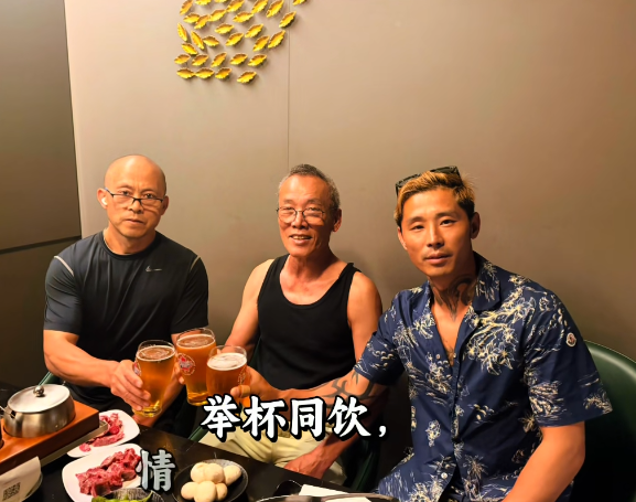 一個IP屬地位於加拿大、名為「JJ西瓜傳媒」的抖音網紅帳號,連日公開一名長者的生活片段及受訪短片,更以「季炳雄」做標示。(「JJ西瓜傳媒」)